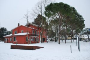 casa rossa con neve
