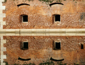 parete di mattoni riflessa nell'acqua