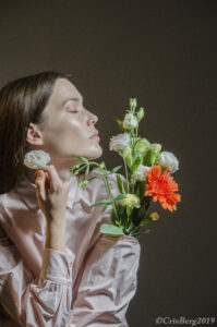 Donna con mazzo di fiori