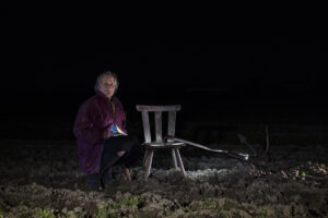 Anziana seduta da sola