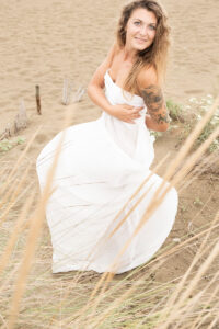 ragazza in spiaggia con vestito bianco