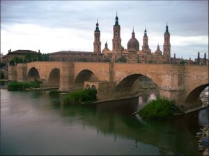 ponte e cattedrale a Saragozza
