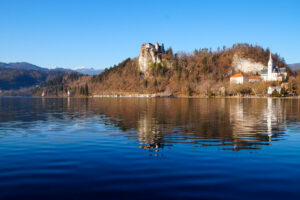 lago di montagna e castello