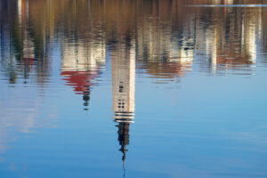 Campanile riflesso sull'acqua