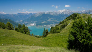 panorama di montagna con lago