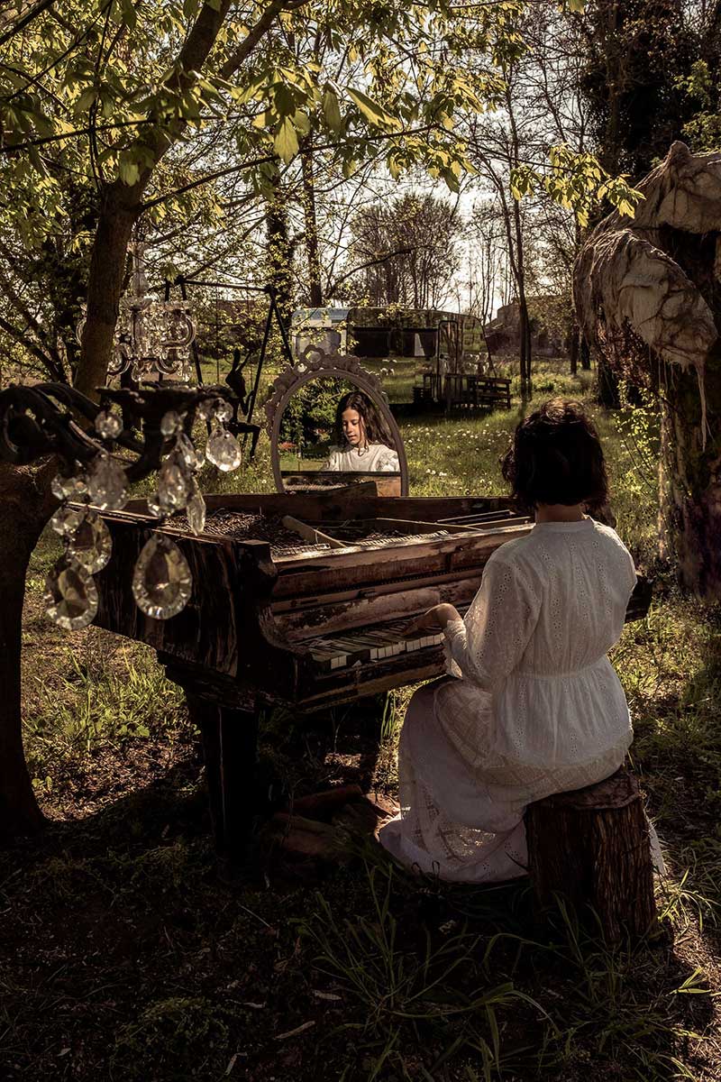 Donna seduta al pianoforte