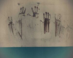 Impronte di mani sulle pareti Istituto Costante Gris di Mogliano Veneto