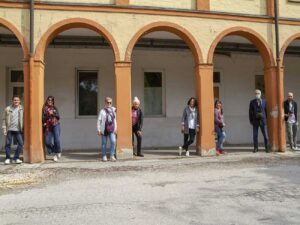 Soci del circolo sotto i portici dell'Istituto Costante Gris di Mogliano Veneto