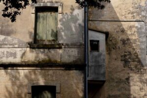 Facciata di un edificio abbandonato Istituto Costante Gris di Mogliano Veneto