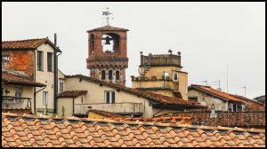 Lucca tetti delle case e campanile