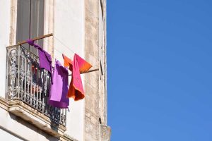 Biancheria stesa sul balcone